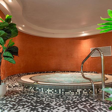 Le Mauritia Hotel Et Spa Порник Екстериор снимка