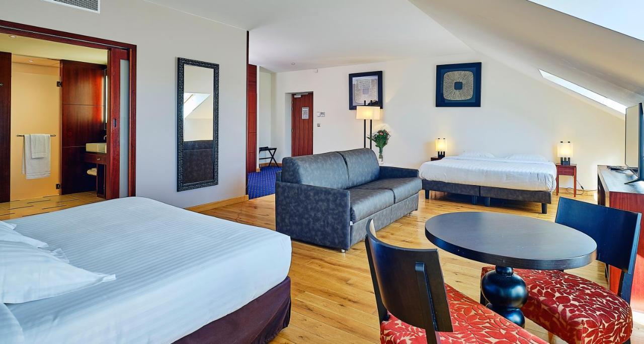 Le Mauritia Hotel Et Spa Порник Екстериор снимка