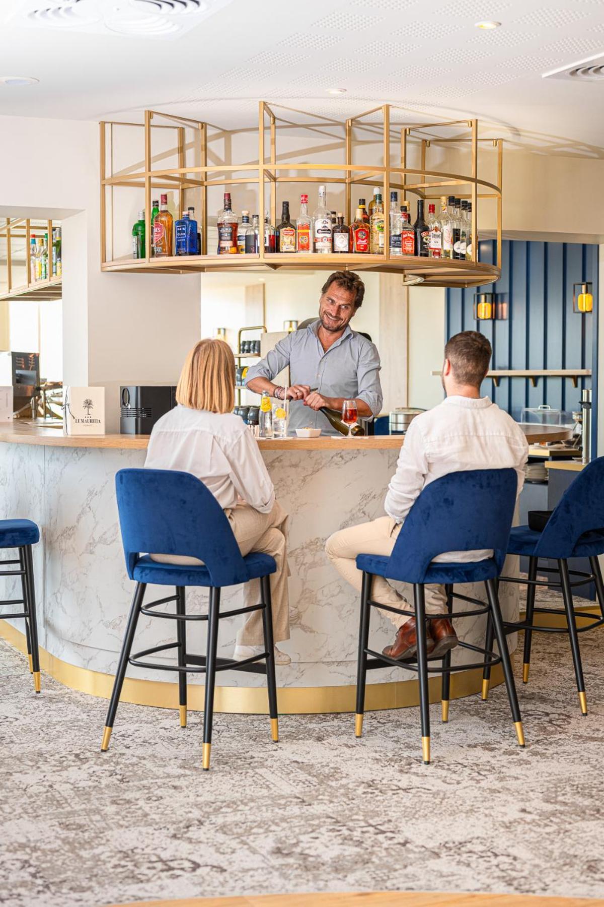 Le Mauritia Hotel Et Spa Порник Екстериор снимка